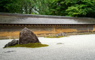 Harri eta legar arrastelatuko zen lorategia Kioton Kiotoko tenplu bateko zen lorategia, harkaitz, goroldio eta arrastelaz marraztutako legar zuriarekin, Japonian