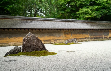 Harri eta legar arrastelatuko zen lorategia Kioton Kiotoko tenplu bateko zen lorategia, harkaitz, goroldio eta arrastelaz marraztutako legar zuriarekin, Japonian