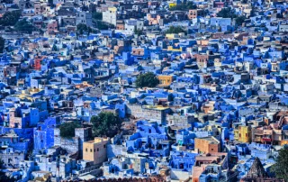 Casas azules de Jodhpur, la ciudad azul del Rajastán Vista desde lo alto de las casas pintadas de azul de Jodhpur, la ciudad azul del Rajastán