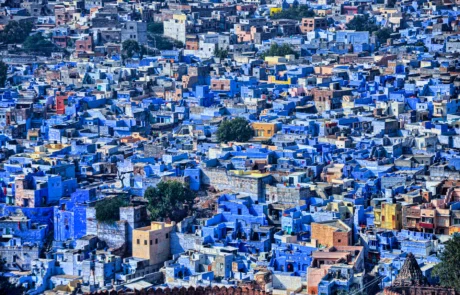 Casas azules de Jodhpur, la ciudad azul del Rajastán Vista desde lo alto de las casas pintadas de azul de Jodhpur, la ciudad azul del Rajastán