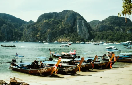 Isats luzeko txalupa tradizionalak Phi Phiko ur turkesen eta labarren ertzean, Krabi