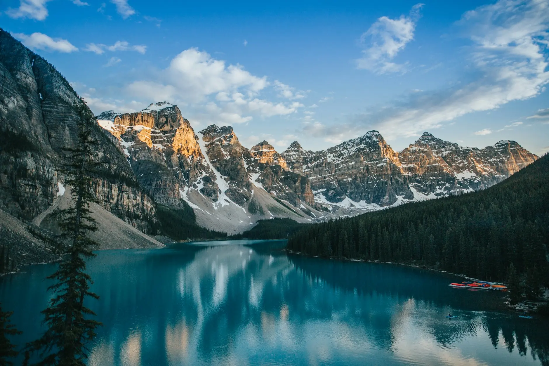 Lago Moraine y picos nevados en Banff, Canadá Lago Moraine de aguas turquesas rodeado de bosque y picos nevados en Banff, Canadá