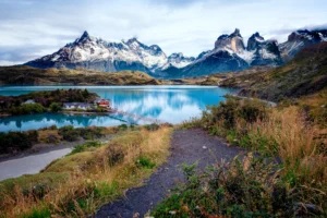 Pehoé lakuko ur turkesak, Cuernos del Paine elurtuen azpian, Txileko Patagonian