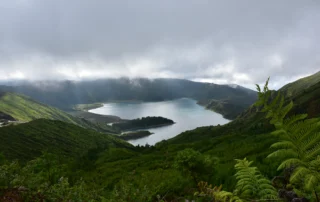Lagoa do Fogo mendien eta iratzeen artean, São Miguel Lagoa do Fogo krater batean, mendi berdeez eta iratzez inguratuta, São Miguelen, Azoreak