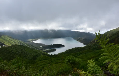 Lagoa do Fogo mendien eta iratzeen artean, São Miguel Lagoa do Fogo krater batean, mendi berdeez eta iratzez inguratuta, São Miguelen, Azoreak
