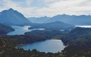Basoz eta Andeetako mendiz inguratutako lakuak begiratoki batetik ikusita, Bariloche, Argentina