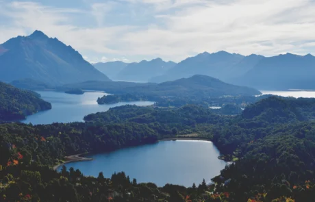 Basoz eta Andeetako mendiz inguratutako lakuak begiratoki batetik ikusita, Bariloche, Argentina