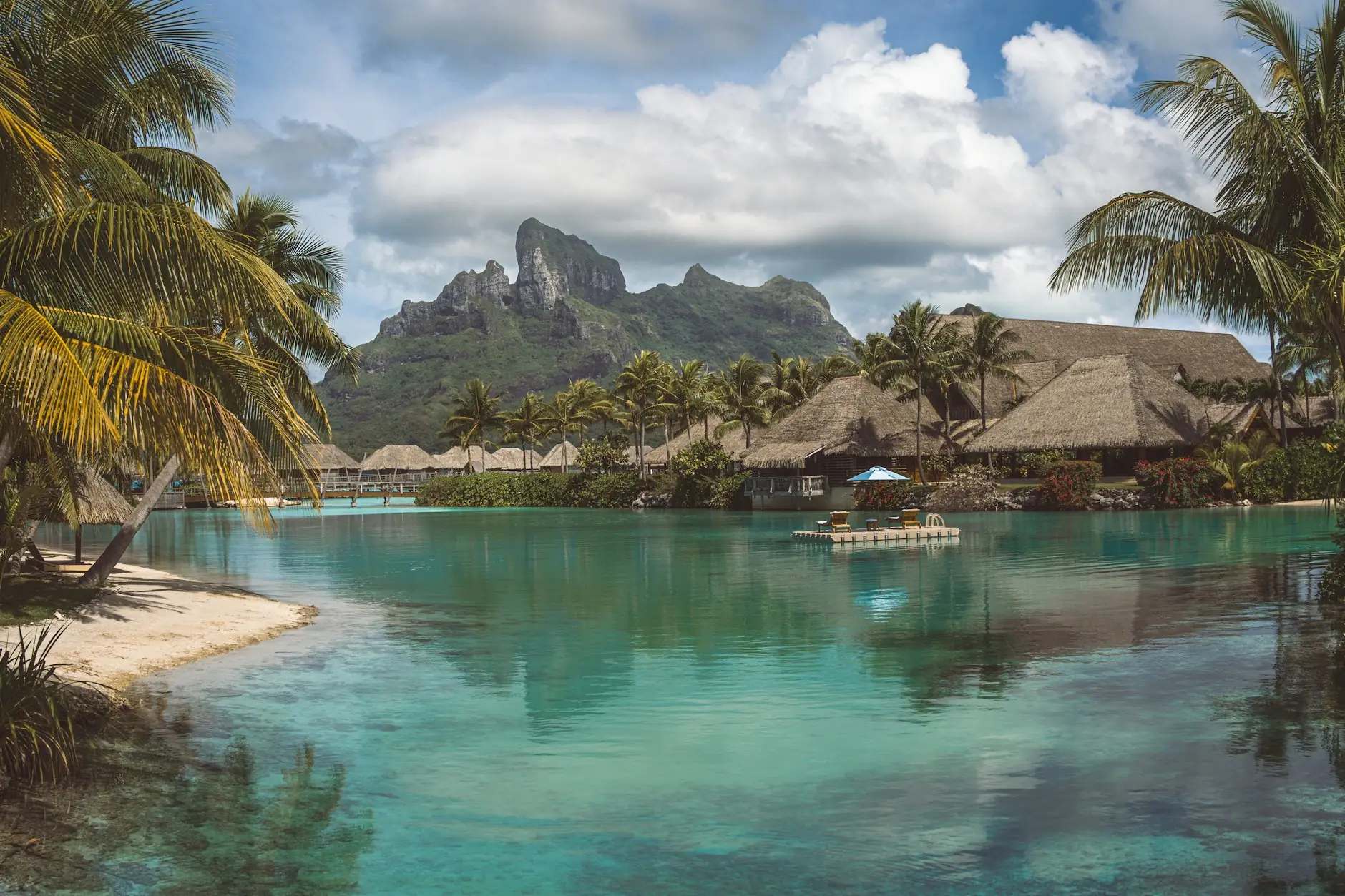 Laguna de Bora Bora con palmeras y el monte Otemanu Laguna de Bora Bora con palmeras, bungalós y el monte Otemanu al fondo, Polinesia Francesa