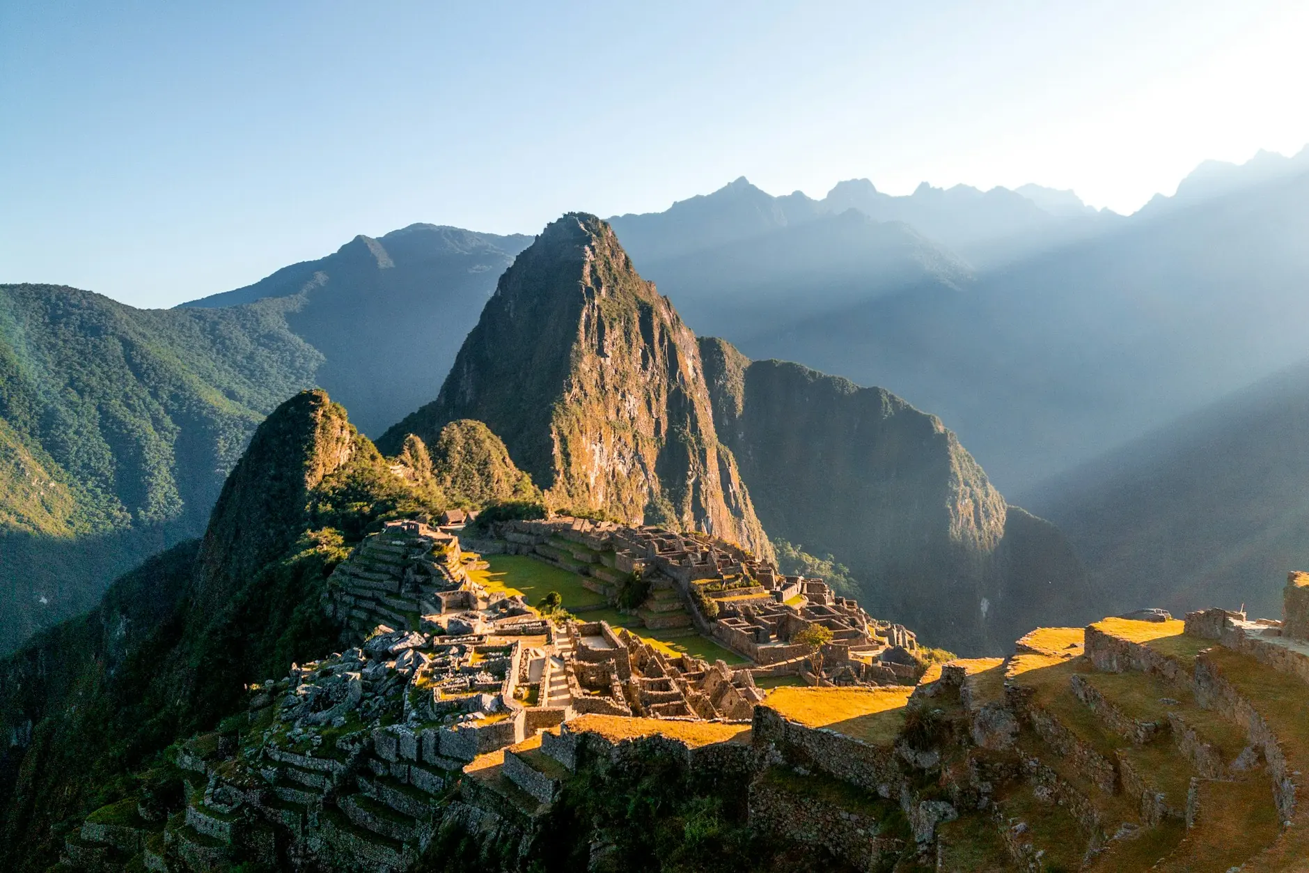Machu Picchuko hiri-gotorleku inka eta Huayna Picchu, egunsentiko argi urreztatuak bainatuta