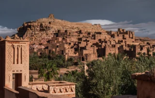 Kasbah de Ait Ben Haddou bajo un cielo de tormenta La kasbah de adobe de Ait Ben Haddou, cerca de Ouarzazate, iluminada por el sol bajo nubes oscuras