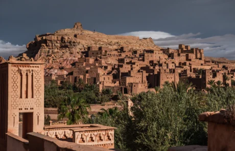 Kasbah de Ait Ben Haddou bajo un cielo de tormenta La kasbah de adobe de Ait Ben Haddou, cerca de Ouarzazate, iluminada por el sol bajo nubes oscuras