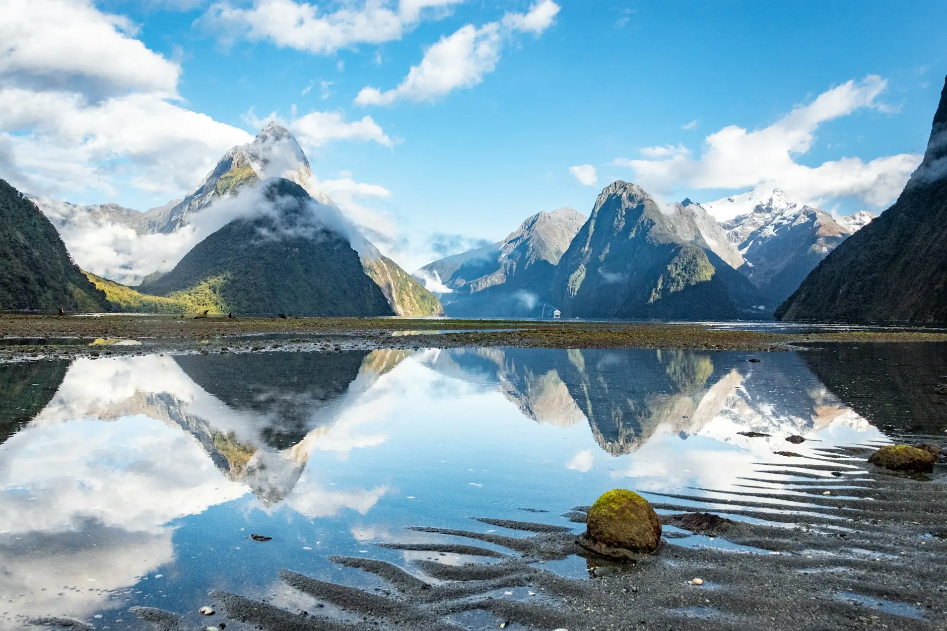 Mitre Peak reflejado en el fiordo de Milford Sound, Nueva Zelanda Picos de Milford Sound reflejados en las aguas tranquilas del fiordo en Nueva Zelanda