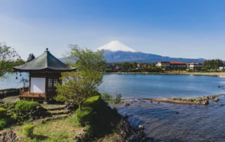 Fuji mendi elurtua Kawaguchiko lakuaren gainean, pabilioi japoniarrarekin Fuji mendia gailur elurtuarekin, Kawaguchiko lakutik ikusita, pabilioi txiki baten ondoan
