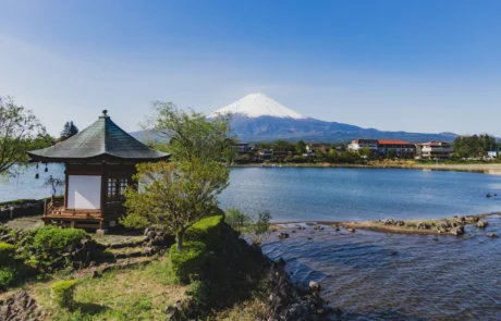 Fuji mendi elurtua Kawaguchiko lakuaren gainean, pabilioi japoniarrarekin Fuji mendia gailur elurtuarekin, Kawaguchiko lakutik ikusita, pabilioi txiki baten ondoan