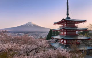 Pagoda Chureito y monte Fuji entre cerezos en flor Monte Fuji nevado junto a la pagoda roja Chureito rodeada de cerezos en flor en Japón