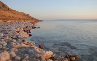 Itsaso Hilaren gatz-ertza ur lasaiekin, Jordania Gatz-kristalez estalitako ertza eta Itsaso Hilaren ur lasaiak argi leunarekin, Jordania