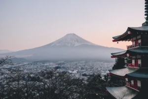 La pagoda roja de Chureito sobre Fujiyoshida con el monte Fuji nevado al fondo, Japón