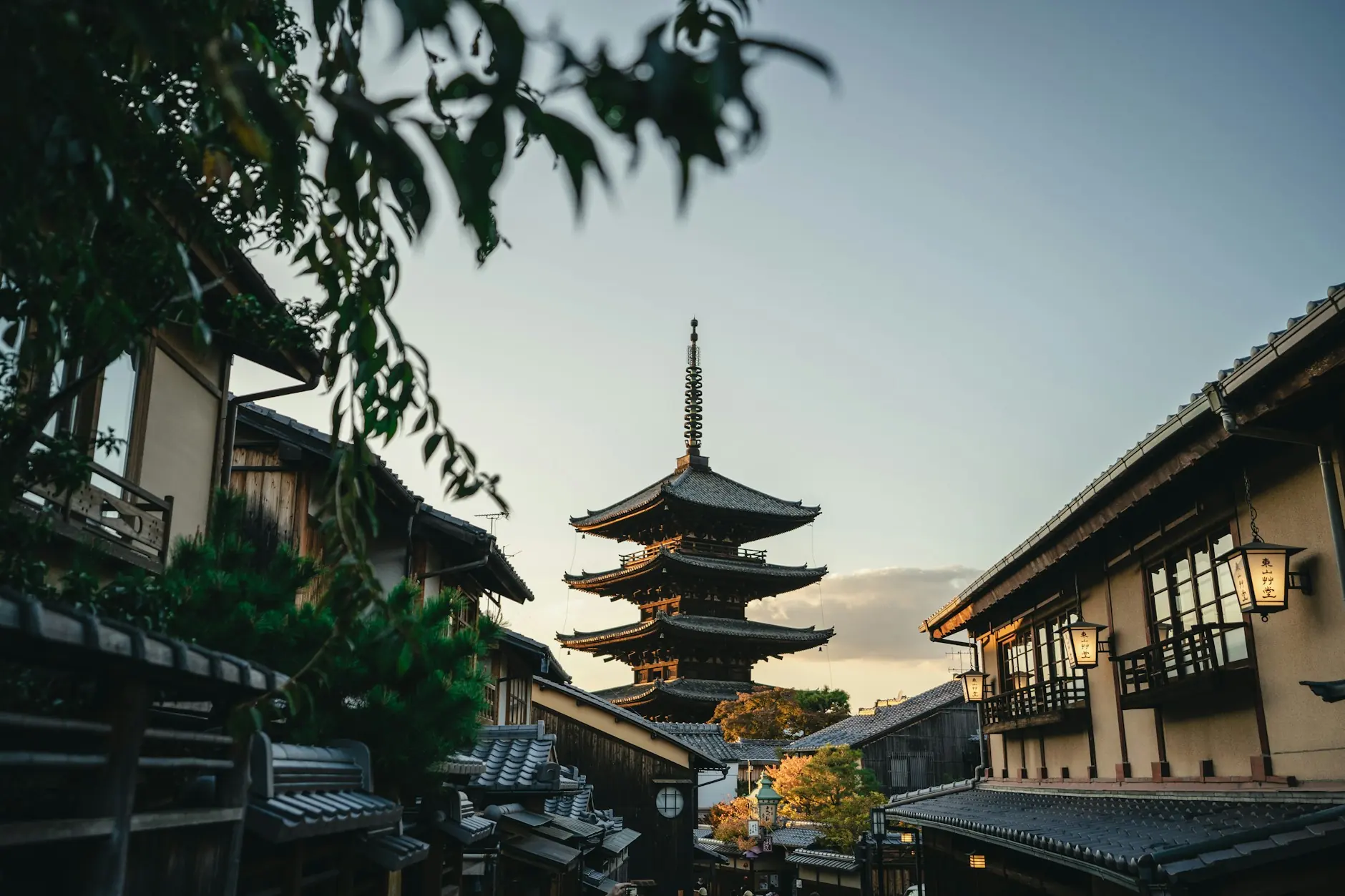 Pagoda de Yasaka entre casas tradicionales de Kioto, Japón Calle tradicional de Kioto con la pagoda Yasaka al fondo y casas de madera al anochecer