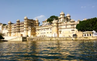 Palacio de la Ciudad de Udaipur a orillas del lago Pichola El Palacio de la Ciudad de Udaipur asomado al lago Pichola en un día soleado