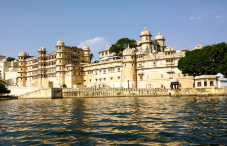 Palacio de la Ciudad de Udaipur a orillas del lago Pichola El Palacio de la Ciudad de Udaipur asomado al lago Pichola en un día soleado