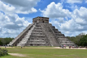 Kukulkanen piramidea Chichén Itzán, hodei zuriko zeru urdinaren azpian, Yucatánen