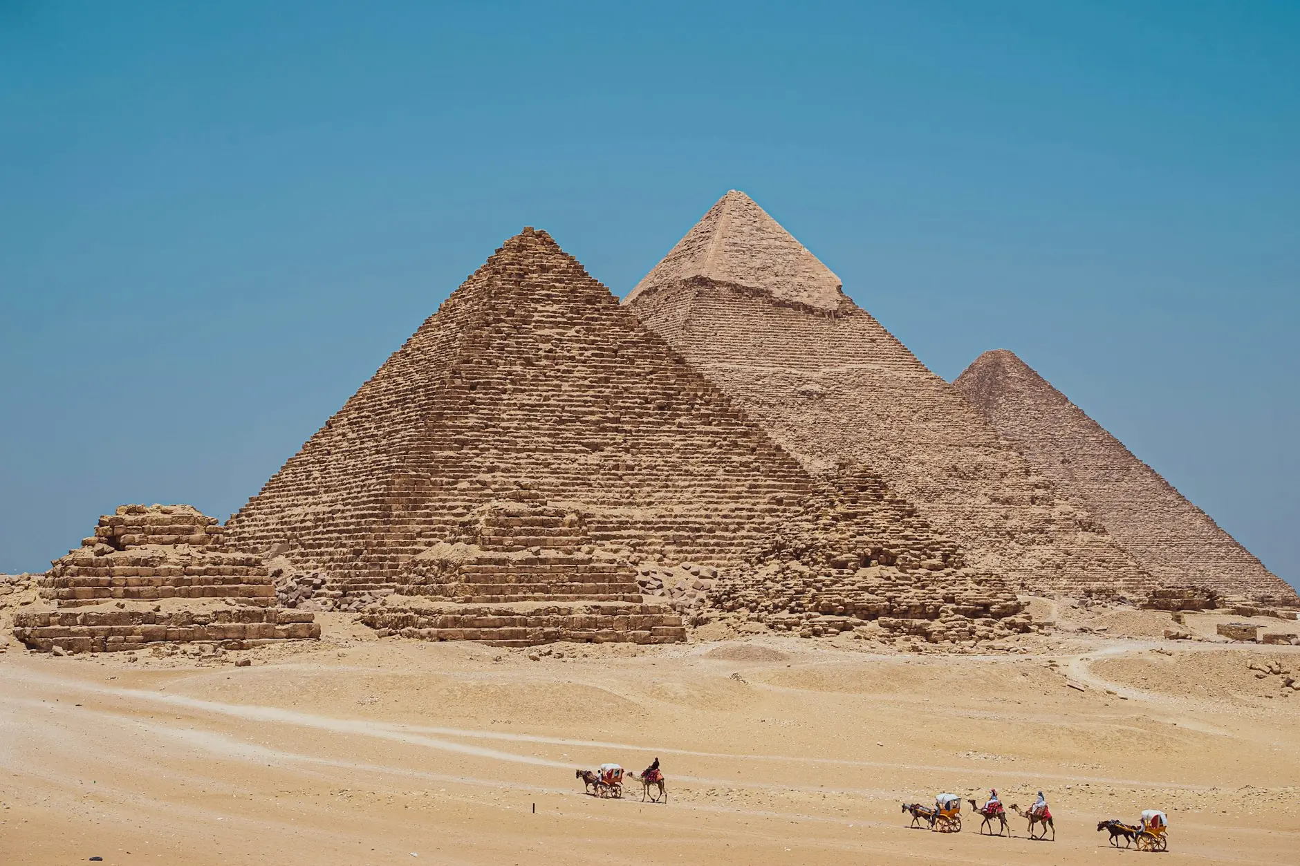 Gameluen karabana basamortua zeharkatzen, Gizako piramide handien oinetan, Egipton