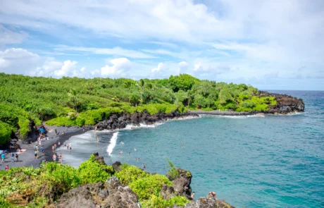 Waiʻānapanapako hondar beltzeko hondartza, landaredi tropikalez eta itsaso turkesaz inguratuta, Mauin, Hawaiin