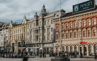 Zagrebeko Ban Jelačić plazako eraikin historikoak Fatxada historikoak eta oinezkoak Zagrebeko Ban Jelačić plaza nagusian, Kroazia