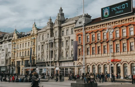 Zagrebeko Ban Jelačić plazako eraikin historikoak Fatxada historikoak eta oinezkoak Zagrebeko Ban Jelačić plaza nagusian, Kroazia