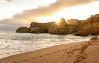 Praia da Marinha hondartza Algarven ilunabarrean, itsaslabar urreztatuak eta eguzkia harkaitzen artean
