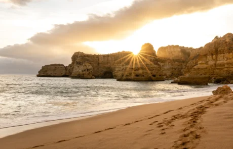 Praia da Marinha hondartza Algarven ilunabarrean, itsaslabar urreztatuak eta eguzkia harkaitzen artean