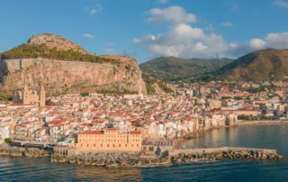Cefalù y su gran roca sobre el mar Tirreno, Sicilia Vista del pueblo costero de Cefalù con su catedral y la Rocca junto al mar en Sicilia