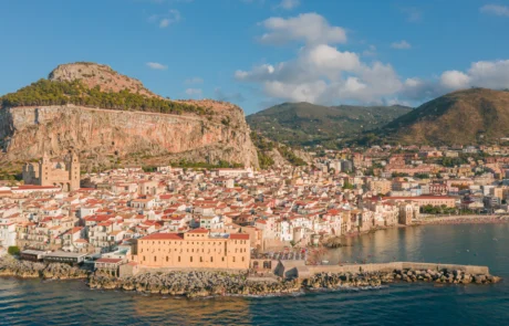 Cefalù y su gran roca sobre el mar Tirreno, Sicilia Vista del pueblo costero de Cefalù con su catedral y la Rocca junto al mar en Sicilia