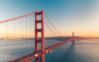 San Frantziskoko Golden Gate zubia ilunabarrean Golden Gate zubia ilunabarrean, badia eta San Frantziskoren silueta atzean direla
