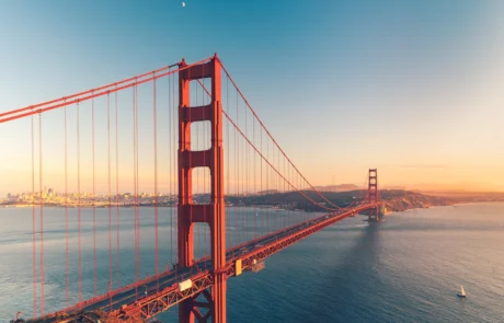 San Frantziskoko Golden Gate zubia ilunabarrean Golden Gate zubia ilunabarrean, badia eta San Frantziskoren silueta atzean direla