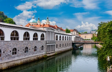 Ljubljanica ibaia eta Plečniken merkatua katedralaren ondoan, Ljubljana Plečniken merkatuko zutabeak Ljubljanica ibaiaren ondoan, Ljubljanako katedralaren kupularekin