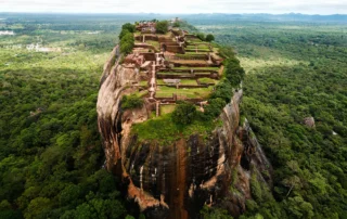 Vista aérea de la roca fortaleza de Sigiriya, Sri Lanka Vista aérea de la roca de Sigiriya con sus ruinas en la cima sobre la selva de Sri Lanka