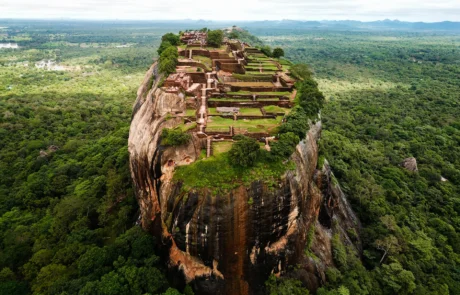 Vista aérea de la roca fortaleza de Sigiriya, Sri Lanka Vista aérea de la roca de Sigiriya con sus ruinas en la cima sobre la selva de Sri Lanka