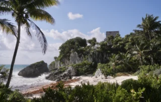 Tulumgo hondakin maiak palmondoen artean, itsaslabarraren gainean Tulumgo tenplu maia itsaslabarraren goialdean, palmondoen artean, Karibeko hondartzaren ondoan