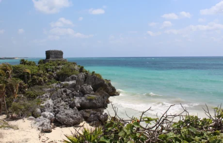 Templo maya de Tulum sobre un acantilado junto a una playa de aguas turquesas en Riviera Maya