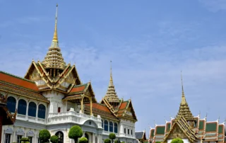 Bangkokeko Jauregi Handiko Chakri Maha Prasat aretoaren fatxada zuria eta teilatu gorriak