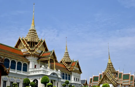 Bangkokeko Jauregi Handiko Chakri Maha Prasat aretoaren fatxada zuria eta teilatu gorriak