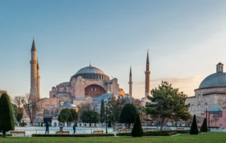 Santa Sofia kupula handi eta minareteekin Istanbulen Santa Sofia basilika, kupula handi eta minareteekin, Istanbulgo lorategietatik ikusita