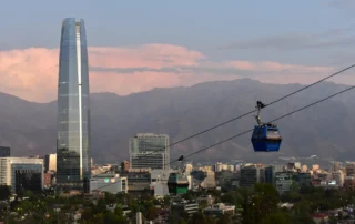 San Cristóbal muinoko teleferikoa eta Gran Torre Santiago, Andeetako mendilerroa atzean