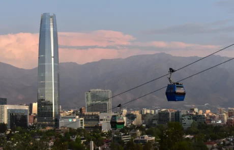San Cristóbal muinoko teleferikoa eta Gran Torre Santiago, Andeetako mendilerroa atzean