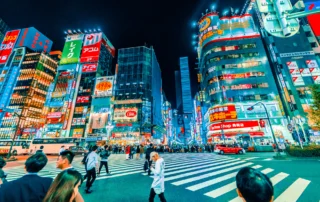Neoiak eta Shinjukuko oinezkoen pasabidea gauez, Tokio Neoiz betetako eraikinak eta jendea Shinjukuko oinezkoen pasabidea gurutzatzen gauez, Tokion
