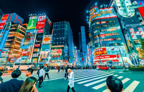 Neoiak eta Shinjukuko oinezkoen pasabidea gauez, Tokio Neoiz betetako eraikinak eta jendea Shinjukuko oinezkoen pasabidea gurutzatzen gauez, Tokion