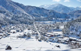 Aldea de Shirakawago nevada entre montañas de Japón Casas tradicionales gassho de Shirakawago cubiertas de nieve en un valle entre montañas