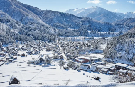 Aldea de Shirakawago nevada entre montañas de Japón Casas tradicionales gassho de Shirakawago cubiertas de nieve en un valle entre montañas