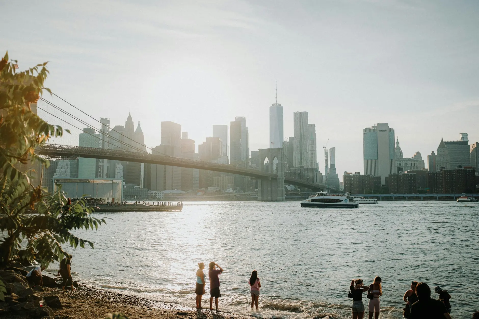 Lower Manhattango skyline-a eta Brooklyngo zubia Brooklyn Bridge Parketik, argi urreztatuarekin